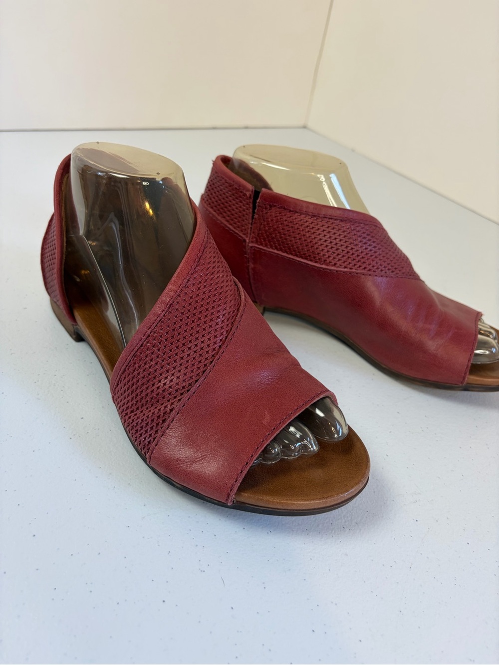 Bueno Tahiti Open Toe Leather Flat Sandals Slip On Red Burgundy size 37 6.5 7